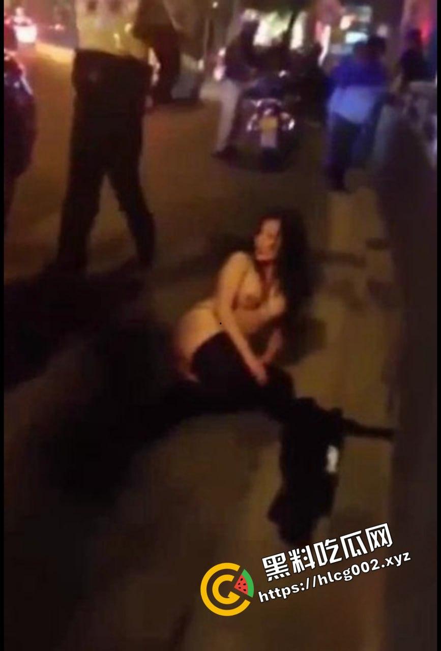 上海醉酒女当街脱衣求外国人操她 结果被警方制止并带走! 还叫警察帮忙掰开自己的屁眼-2