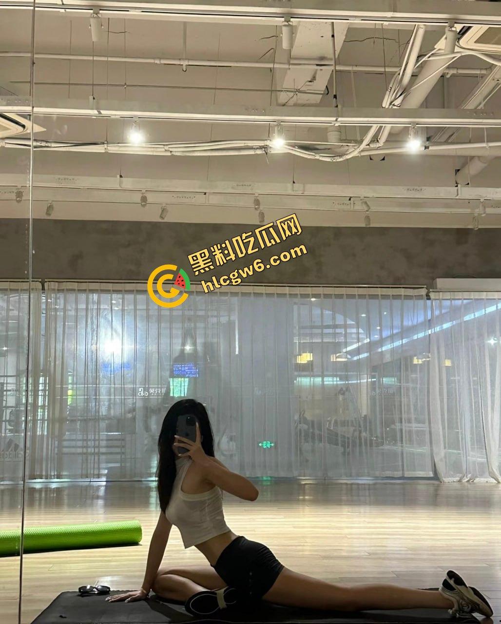 小红书上海贱逼反差婊骚鸡母狗『化春滢』偷情大哥 酒后脱衣爆干骚臀 窗前后操淫荡娇喘!原创独家投稿曝光!-5