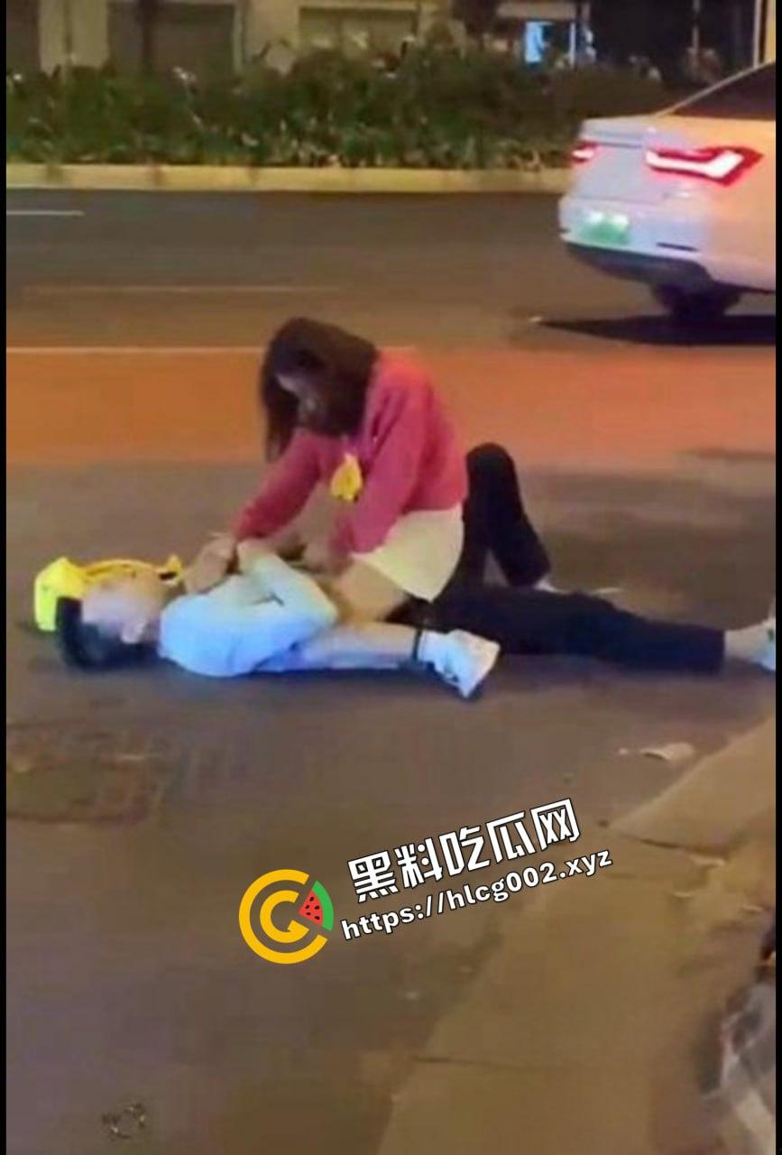 上海醉酒女当街脱衣求外国人操她 结果被警方制止并带走! 还叫警察帮忙掰开自己的屁眼-5