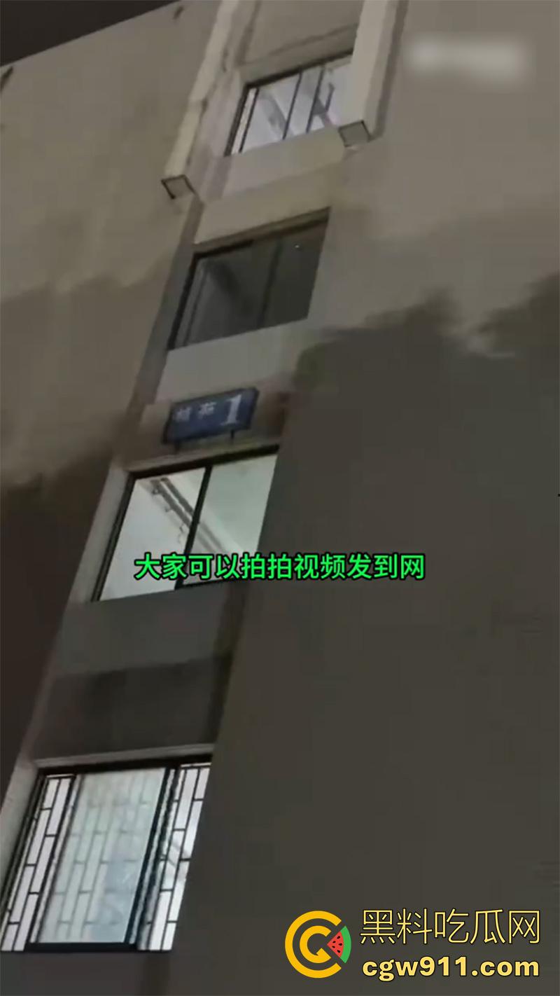 开迈巴赫出轨女大学生,被老婆捉奸喊打,其他学生妹看到大喊:我也想坐!开这车不找学生妹,真是白买了!-6