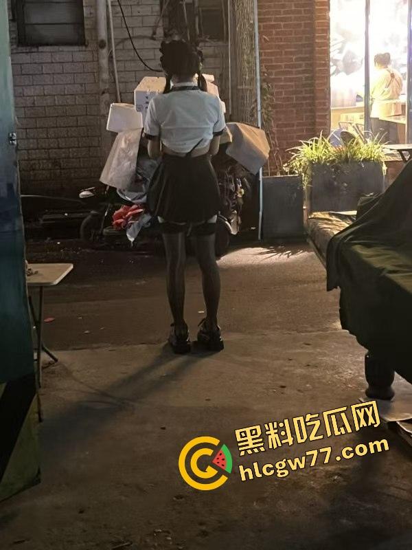 南宁渔网短裙妹站街妹卖快餐，亲爹突袭现场追女，她跑他追 她插翅难飞渔网裆都跑裂了！