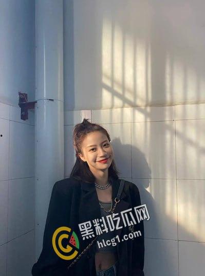 成都大学 高颜值极品学生张琪 被金主包养口爆 化身吞精小母狗 听这口水声真是刺激!-2