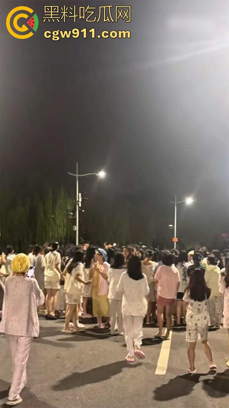 开迈巴赫出轨女大学生,被老婆捉奸喊打,其他学生妹看到大喊:我也想坐!开这车不找学生妹,真是白买了!-7