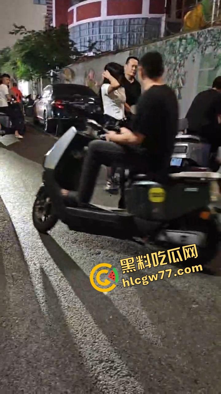 南宁渔网短裙妹站街妹卖快餐,亲爹突袭现场追女,她跑他追 她插翅难飞渔网裆都跑裂了!-4