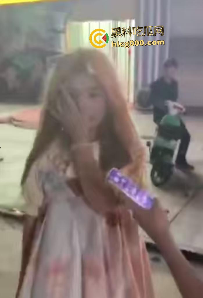 精神小伙脚踏两条船,前女友暴揍黄毛现女友,前女友还借钱和车给小伙用,直接欠一屁股债!-2