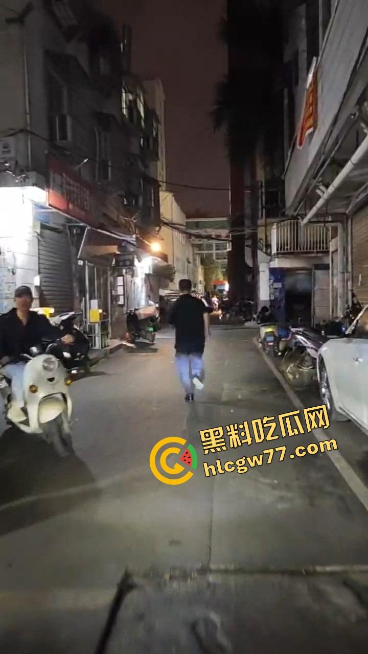 南宁渔网短裙妹站街妹卖快餐,亲爹突袭现场追女,她跑他追 她插翅难飞渔网裆都跑裂了!-6