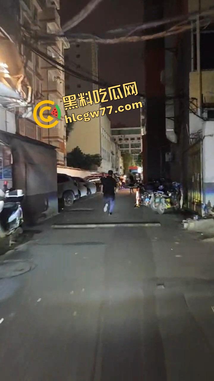南宁渔网短裙妹站街妹卖快餐,亲爹突袭现场追女,她跑他追 她插翅难飞渔网裆都跑裂了!-7