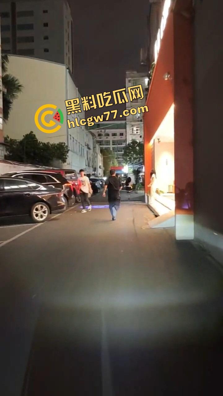 南宁渔网短裙妹站街妹卖快餐,亲爹突袭现场追女,她跑他追 她插翅难飞渔网裆都跑裂了!-8