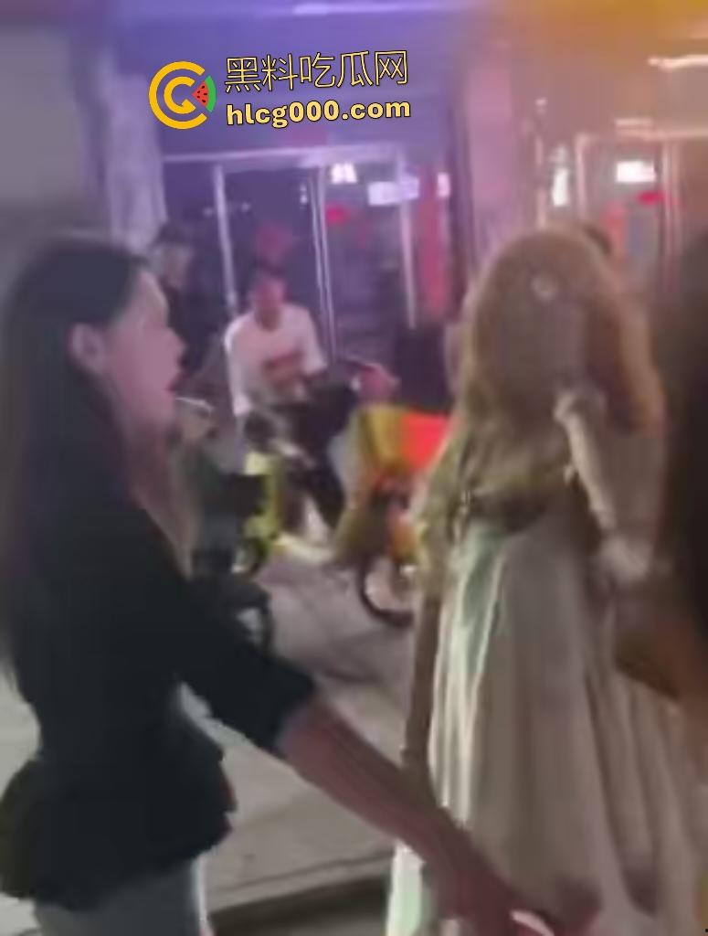 精神小伙脚踏两条船,前女友暴揍黄毛现女友,前女友还借钱和车给小伙用,直接欠一屁股债!-6