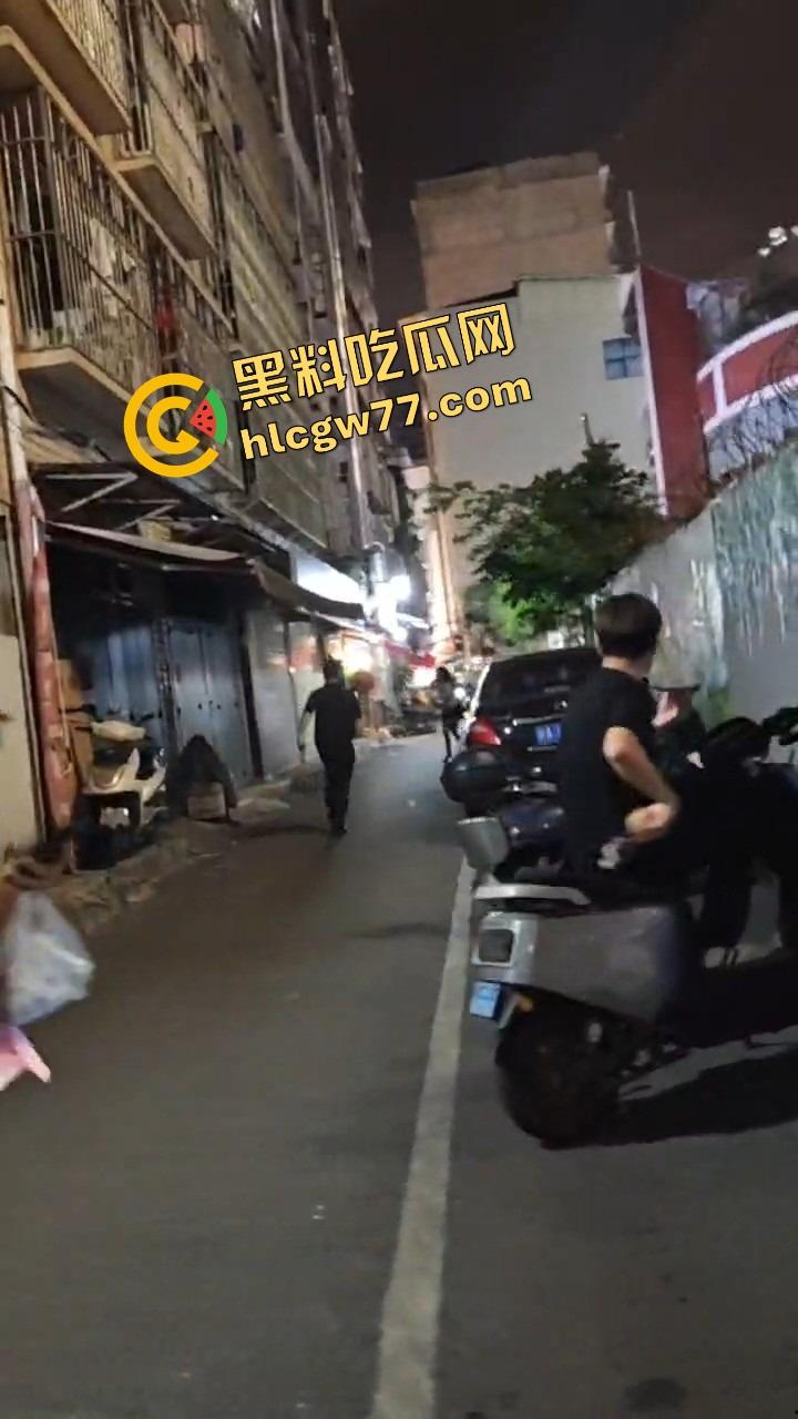 南宁渔网短裙妹站街妹卖快餐,亲爹突袭现场追女,她跑他追 她插翅难飞渔网裆都跑裂了!-9