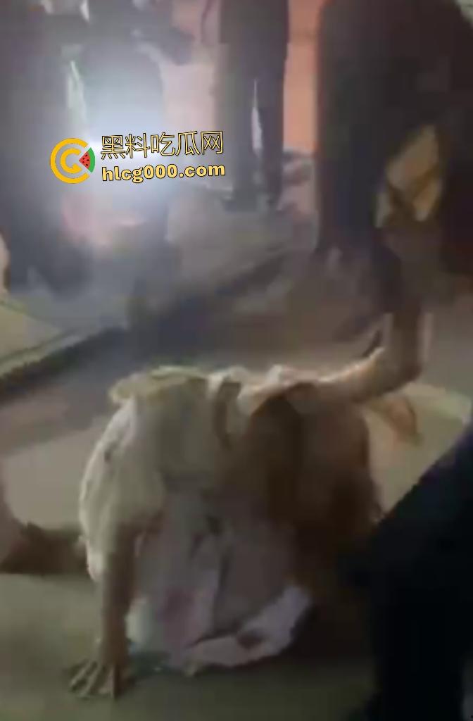 精神小伙脚踏两条船,前女友暴揍黄毛现女友,前女友还借钱和车给小伙用,直接欠一屁股债!-7