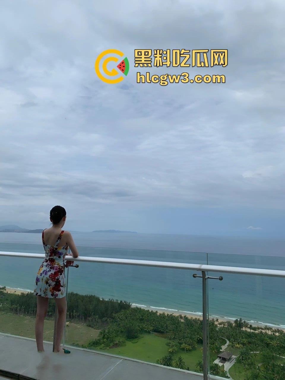 青岛极品人妻【冯思雅】被老公拉头发猛操，窗前啪啪疯狂，视频外泄引爆全网不敢直视！