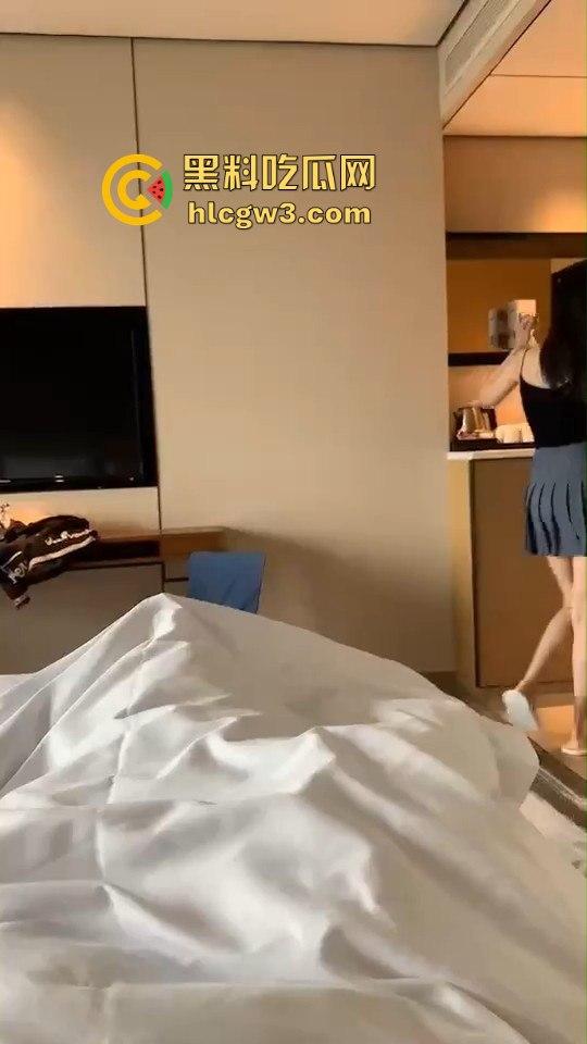 青岛极品人妻【冯思雅】被老公拉头发猛操,窗前啪啪疯狂,视频外泄引爆全网不敢直视!-3