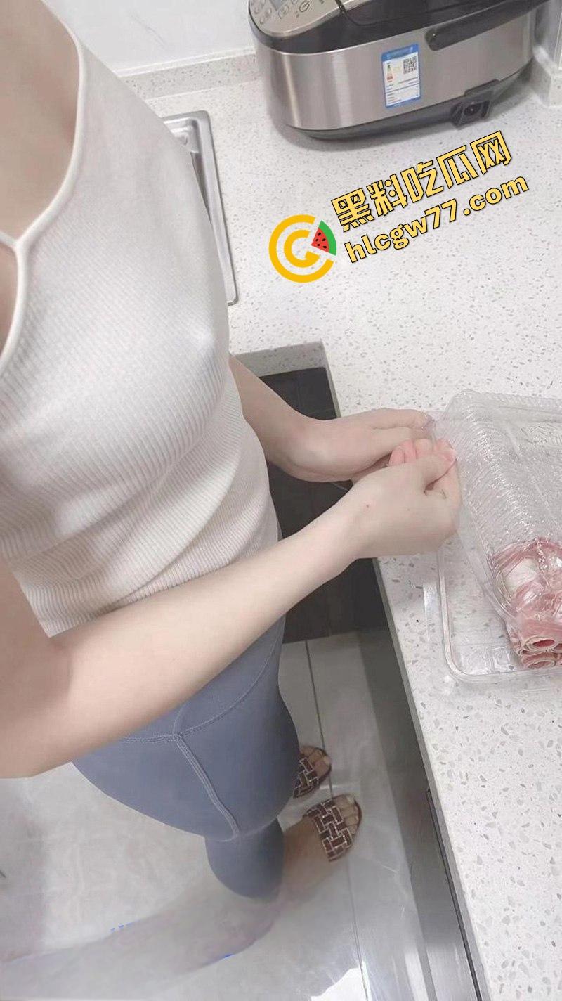 海角神帖!隔壁小嫂子忽冷忽热,灰瑜伽裤白吊带撩人装,摇着小屁股做香锅,整得人心火难安!-4