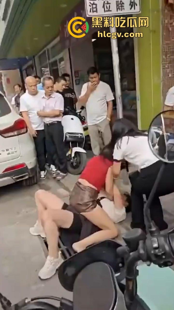 广东汕头陈暦合俩骚妇街头打架 抓头发脱衣服 现场都打成少儿不宜了！