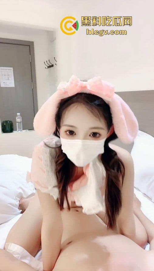 广西清纯厂妹【胡小宁】下海变身母狗！大叔暴操粉穴嫩妹，颜值稚嫩却毫无保留掰腿狂插！