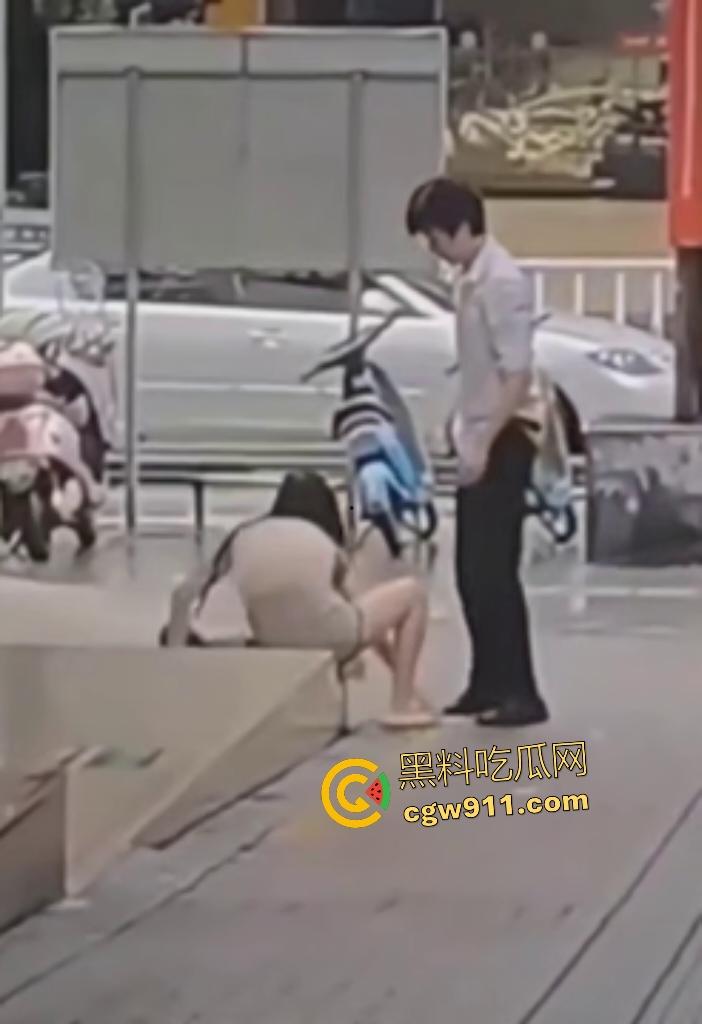 奶茶狂魔没有奶茶打男友，女子情绪崩溃狂扇男人耳光，反遭铁拳痛殴喷血，区区一杯奶茶引爆情侣互殴！