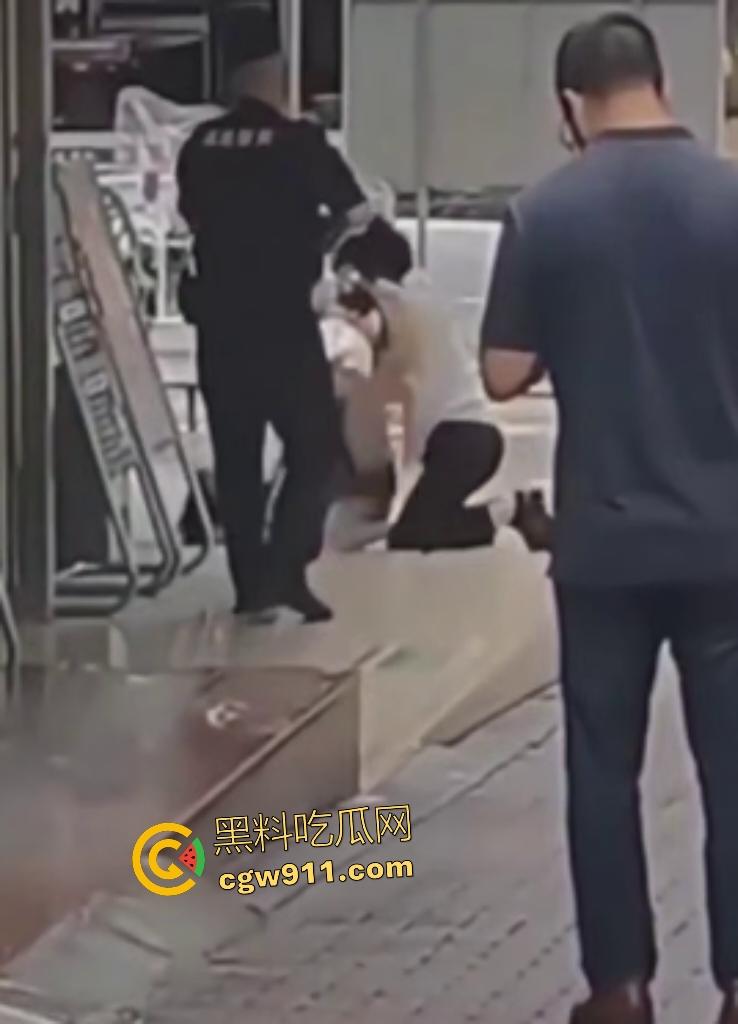 奶茶狂魔没有奶茶打男友,女子情绪崩溃狂扇男人耳光,反遭铁拳痛殴喷血,区区一杯奶茶引爆情侣互殴!-2