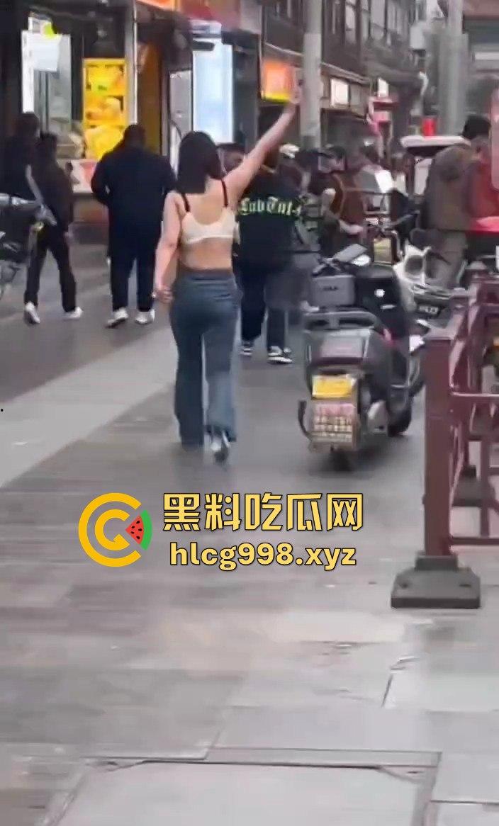 渭南小仙女外卖超时发疯大作!骑手成了无辜炮灰摔外卖不够,街头脱衣撒泼场面辣眼睛!-5
