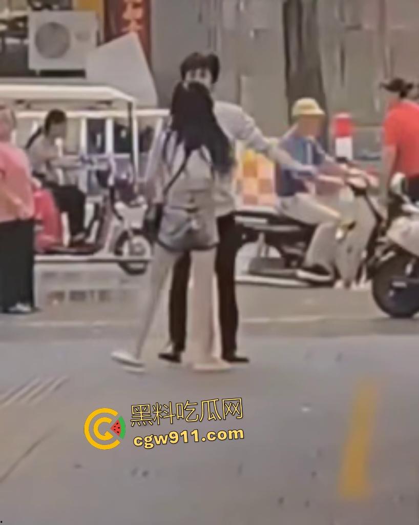 奶茶狂魔没有奶茶打男友,女子情绪崩溃狂扇男人耳光,反遭铁拳痛殴喷血,区区一杯奶茶引爆情侣互殴!-3