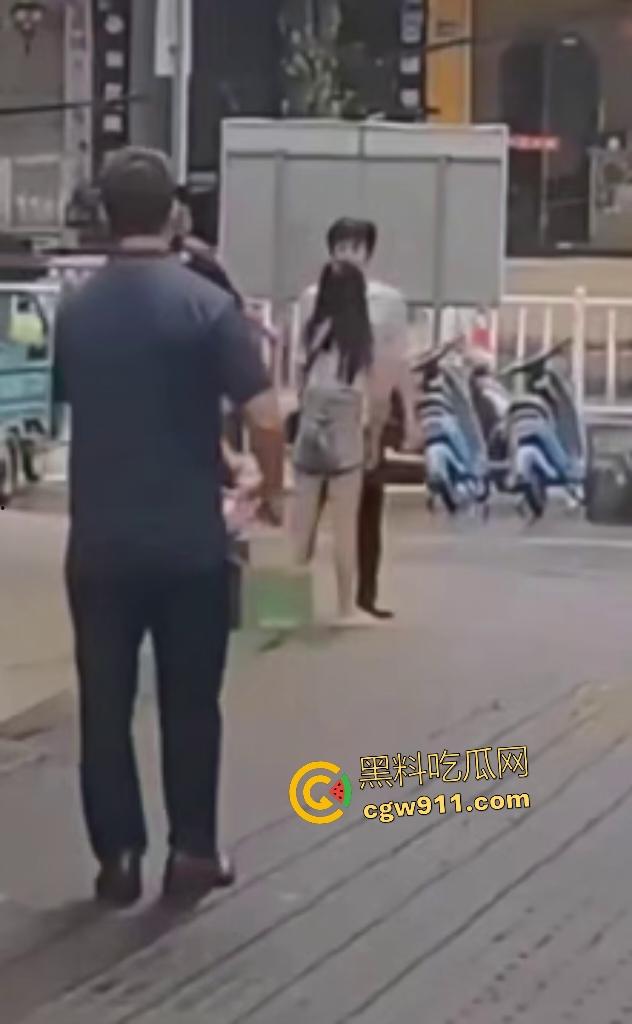 奶茶狂魔没有奶茶打男友,女子情绪崩溃狂扇男人耳光,反遭铁拳痛殴喷血,区区一杯奶茶引爆情侣互殴!-4