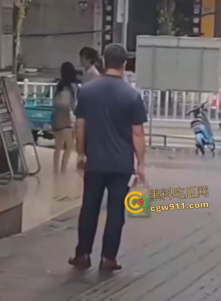 奶茶狂魔没有奶茶打男友,女子情绪崩溃狂扇男人耳光,反遭铁拳痛殴喷血,区区一杯奶茶引爆情侣互殴!-5