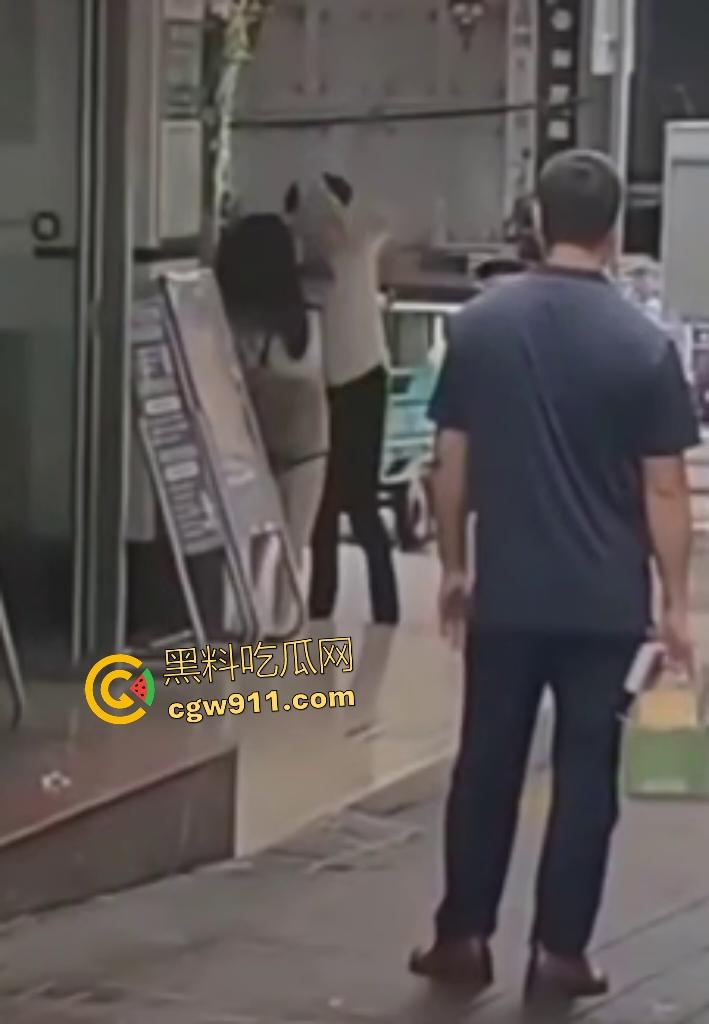 奶茶狂魔没有奶茶打男友,女子情绪崩溃狂扇男人耳光,反遭铁拳痛殴喷血,区区一杯奶茶引爆情侣互殴!-6