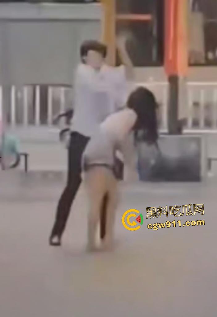 奶茶狂魔没有奶茶打男友,女子情绪崩溃狂扇男人耳光,反遭铁拳痛殴喷血,区区一杯奶茶引爆情侣互殴!-7