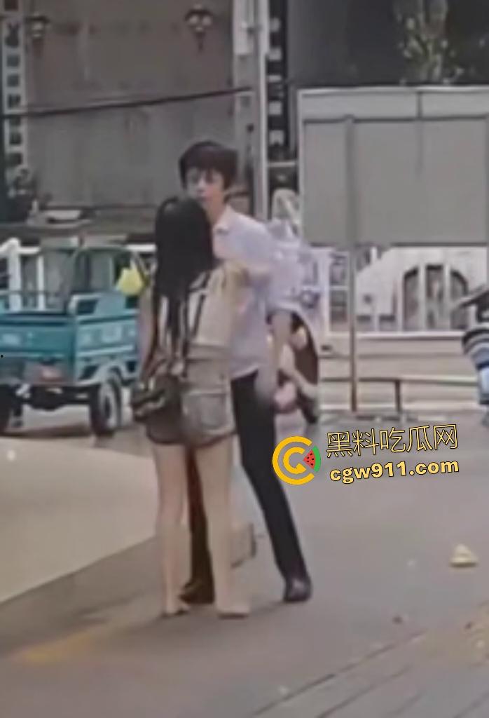 奶茶狂魔没有奶茶打男友,女子情绪崩溃狂扇男人耳光,反遭铁拳痛殴喷血,区区一杯奶茶引爆情侣互殴!-8