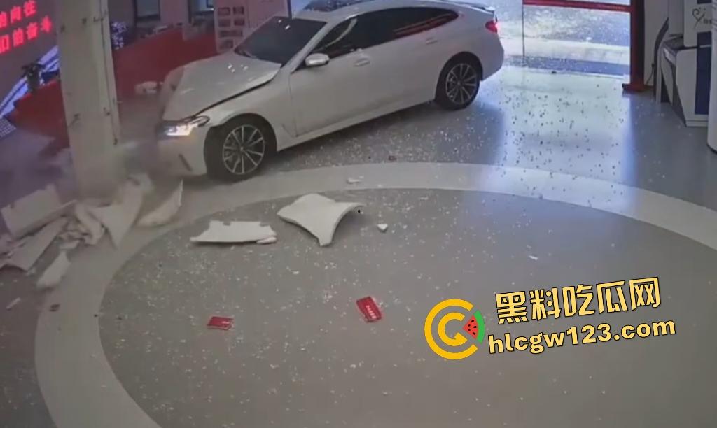 女司机宝马狂飙冲党群服务中心!看到这马路杀手谁还敢上路,猛撞柱子像是叛党?-2