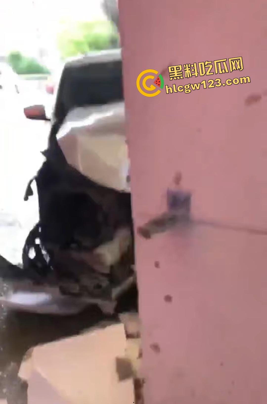 女司机宝马狂飙冲党群服务中心!看到这马路杀手谁还敢上路,猛撞柱子像是叛党?-3