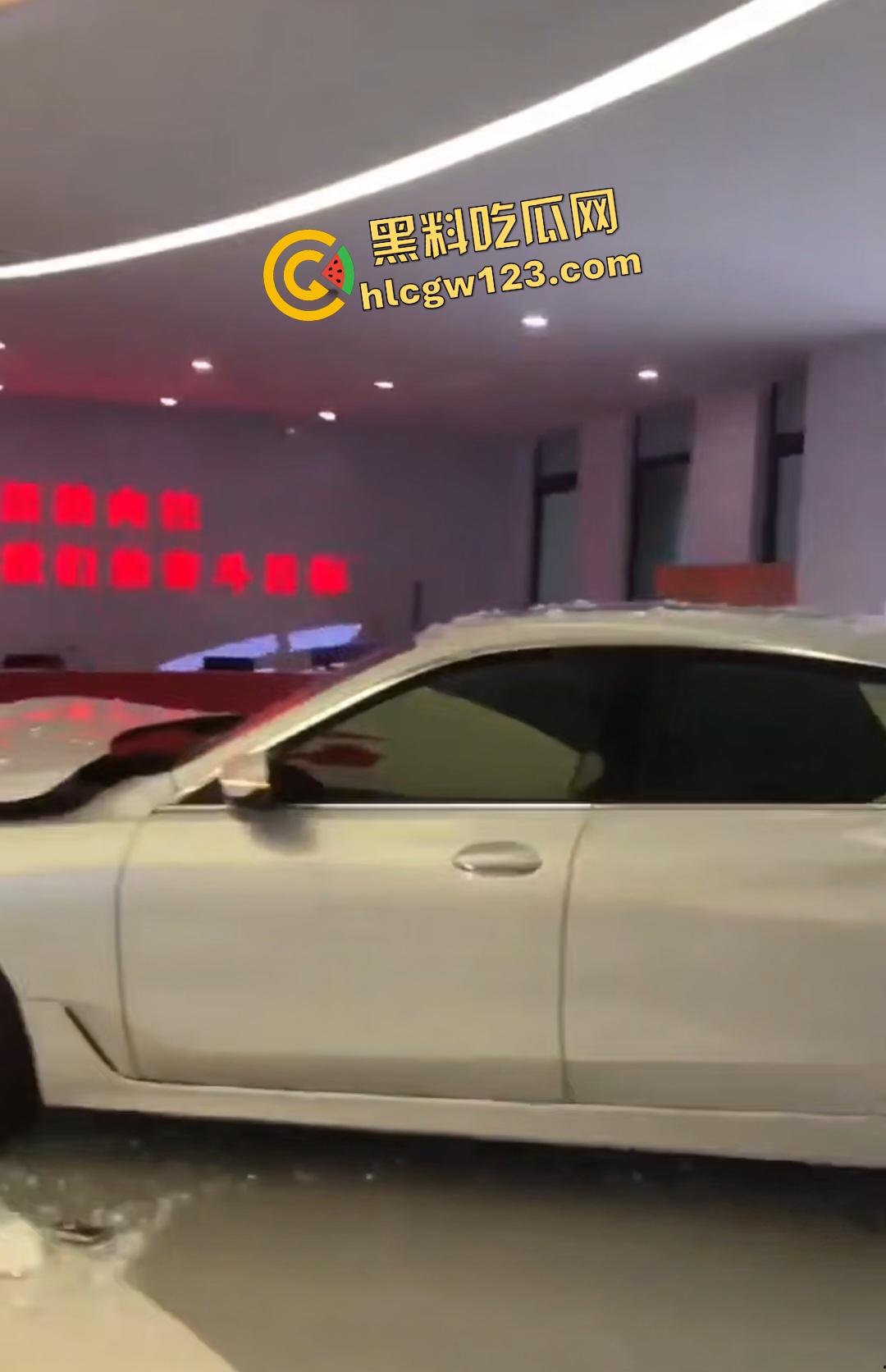 女司机宝马狂飙冲党群服务中心!看到这马路杀手谁还敢上路,猛撞柱子像是叛党?-4