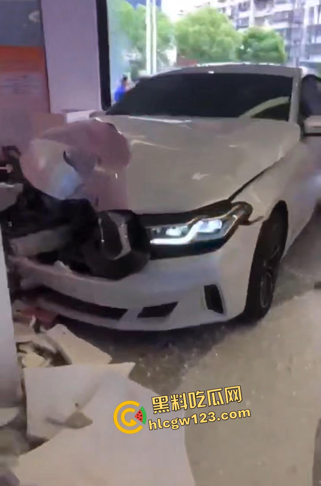 女司机宝马狂飙冲党群服务中心!看到这马路杀手谁还敢上路,猛撞柱子像是叛党?-5