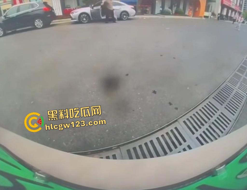 女司机宝马狂飙冲党群服务中心!看到这马路杀手谁还敢上路,猛撞柱子像是叛党?-6