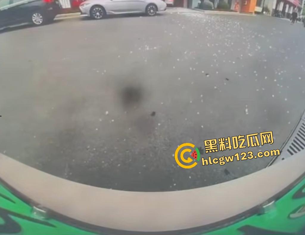 女司机宝马狂飙冲党群服务中心!看到这马路杀手谁还敢上路,猛撞柱子像是叛党?-7