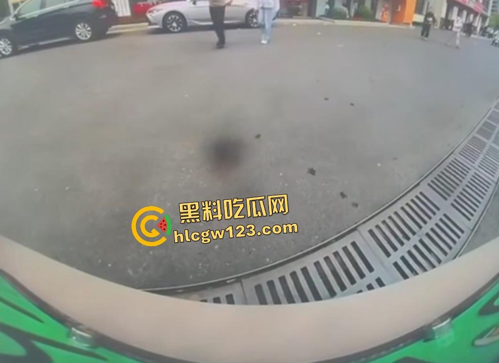 女司机宝马狂飙冲党群服务中心!看到这马路杀手谁还敢上路,猛撞柱子像是叛党?-8