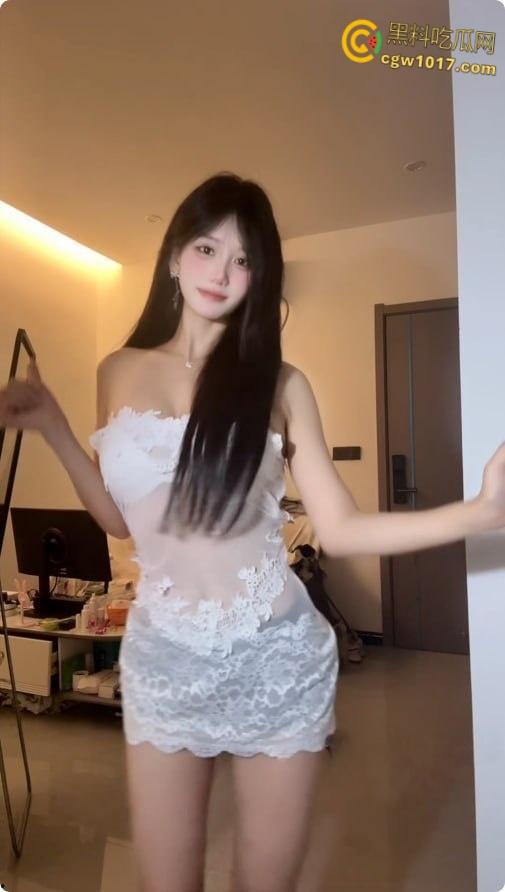 抖音御姐网红【什么思思】,金主定制福利视频,细腰翘臀完美身材,极品身材低胸装性感舞蹈,眼神拉丝诱惑十足!-4