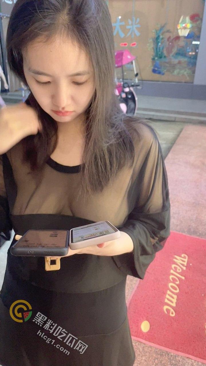 震撼眼球!极品人妻张小萍超市大胆摸奶,办公室野战引爆全网争议-3