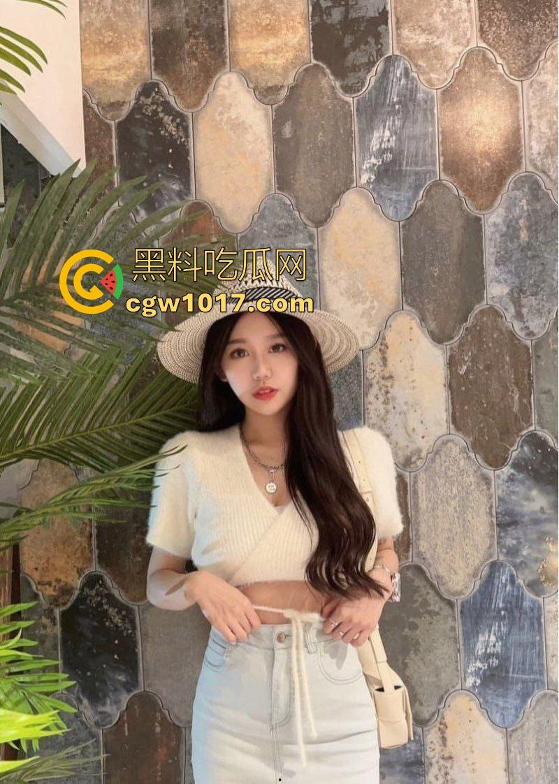 上海高颜值美少妇约炮健身教练,人妻平日端庄贤淑,私下却骚浪成性,女上位骑乘狂摇,被健身教练顶得不要不要的!-2