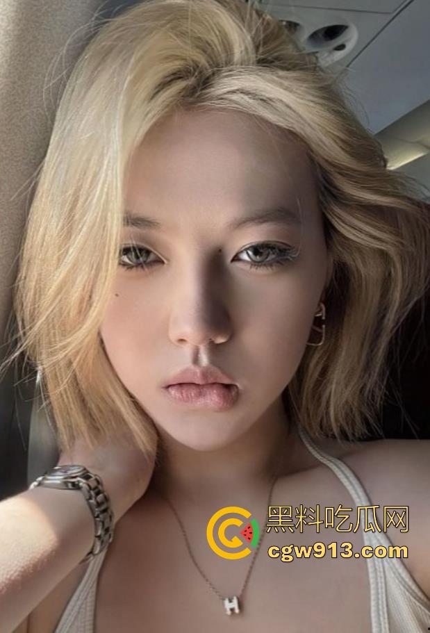 上海大学清纯女神【刘薇薇】被金主在酒店狂干视频曝光,性感黑丝蜜桃翘臀,无套后入猛插,翘臀被拍打的通红!-6