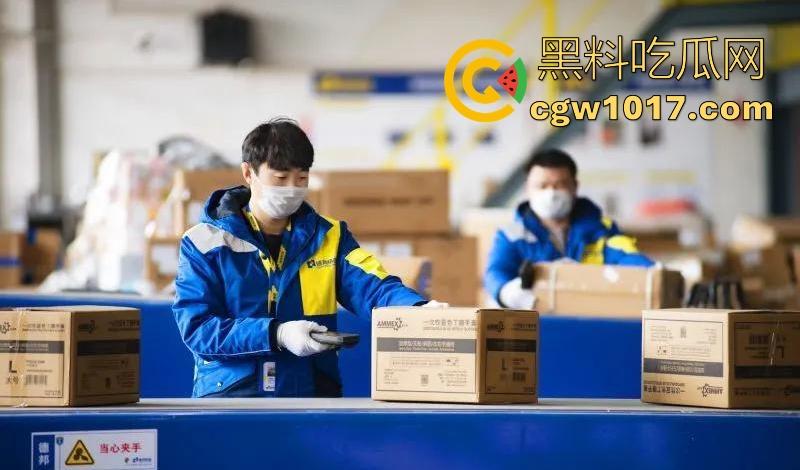 德邦物流野战视频曝光！送快递给少妇送到小树林野战，裤子一扒激情开干，后入打桩猛操边操边笑，麻烦给个好评！