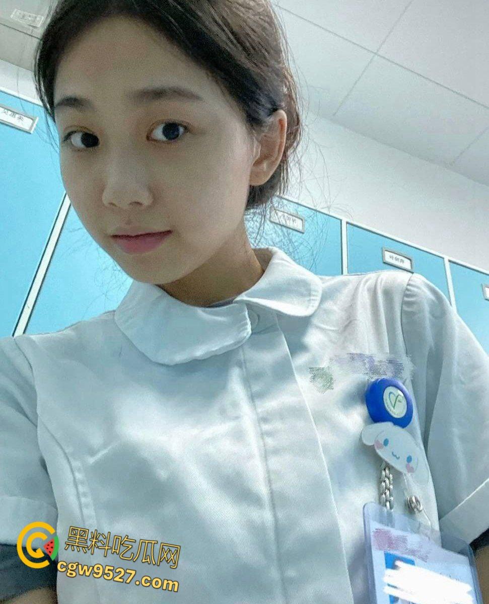 武汉卫生学院【宋子琪】，高冷反差的实习护士，黑丝吊带袜反差婊痴迷体育生，母狗上床了人都变样了 ！