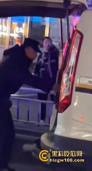 福建南平惊险一男子在夜宵摊用刀具不停地捅刺一女生,大老爷们怎么下得去手的。-4