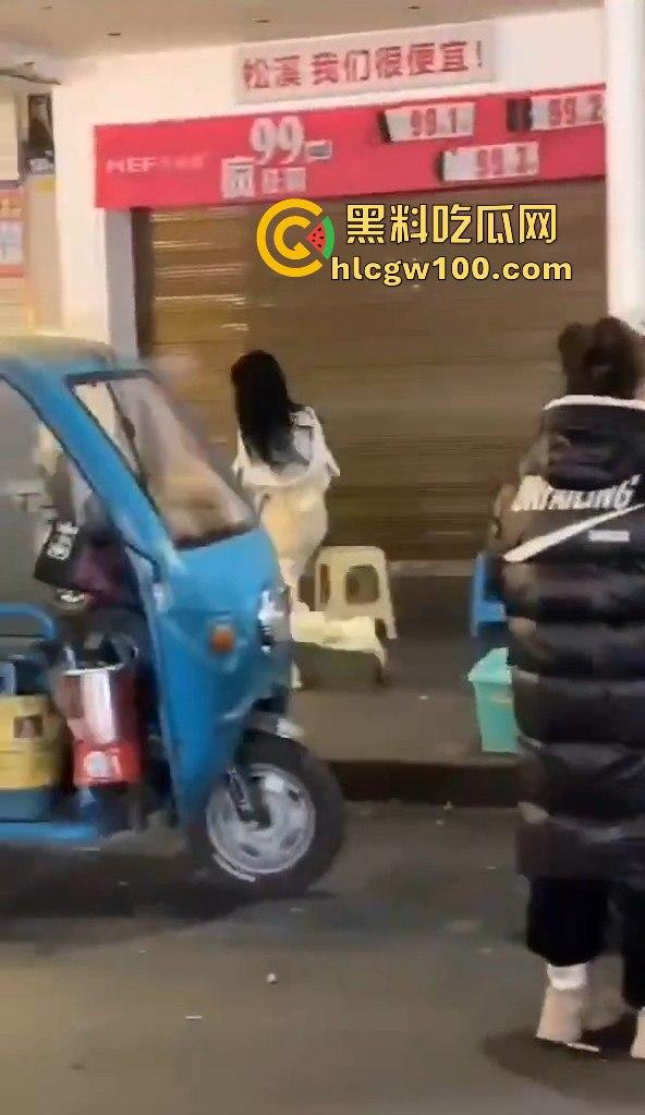 福建南平惊险一男子在夜宵摊用刀具不停地捅刺一女生,大老爷们怎么下得去手的。-5