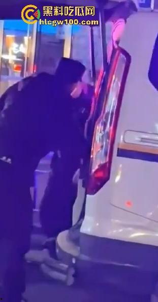 福建南平惊险一男子在夜宵摊用刀具不停地捅刺一女生,大老爷们怎么下得去手的。-8