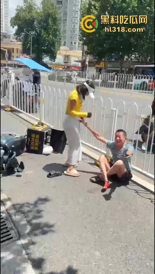 美团女骑手撞到老人后想跑，撞到老人死缠烂打，一个想讹诈一个想跑，因果纠缠罢了。