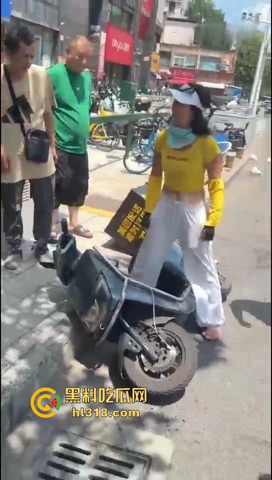 美团女骑手撞到老人后想跑，撞到老人死缠烂打，一个想讹诈一个想跑，因果纠缠罢了。-4