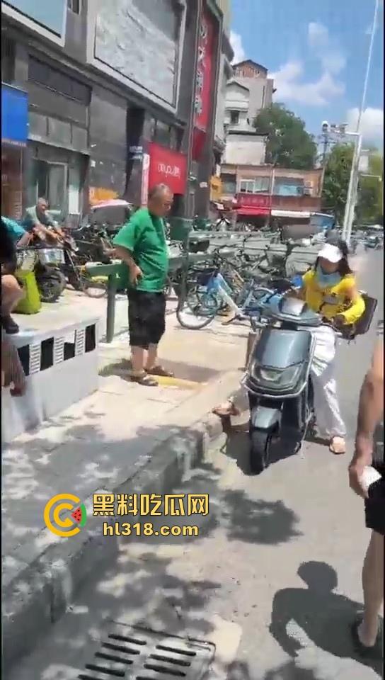 美团女骑手撞到老人后想跑，撞到老人死缠烂打，一个想讹诈一个想跑，因果纠缠罢了。-5