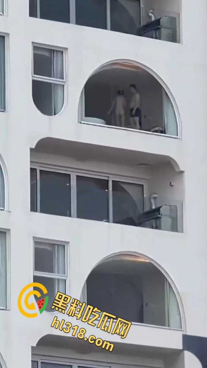 有钱人真会玩,打炮都不拉窗帘的,白嫩身材趴在玻璃后入,双月湾的风景真不错啊 !-4