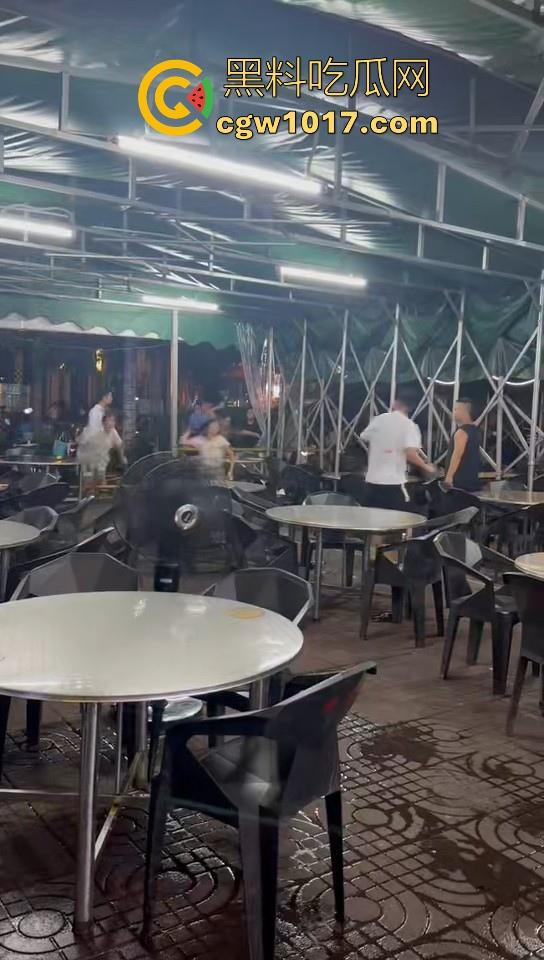 集美开团!温柔姐妹花板凳大战短裤小哥,看出来是真的急了,保安拦都拦不住,上去就是干,姐妹有事是真上!-1